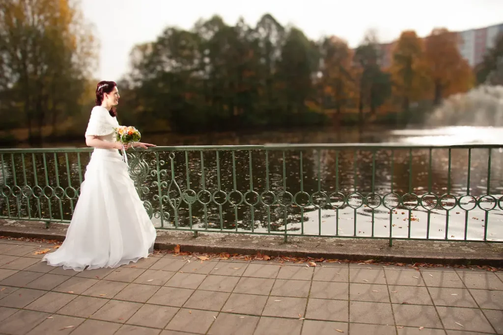 Hochzeit 12 Braut am Gelaender