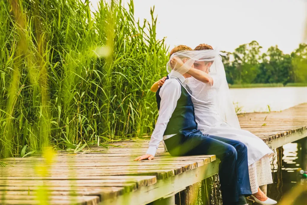 Hochzeit 9 Brautpaar am Steg