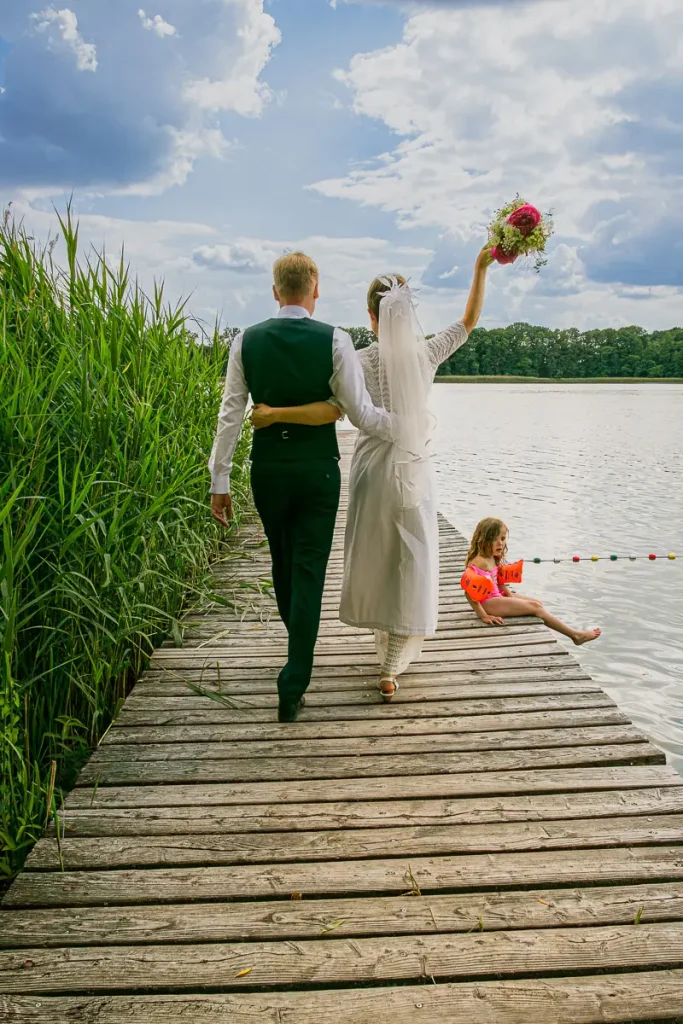 Hochzeit 10 Brautpaar auf ein Bootssteg