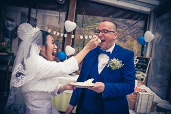 Fotodienstleistungen 1 Brautpaar füttert sich gegenseitig mit der frisch angeschnittenen Hochzeitstorte
