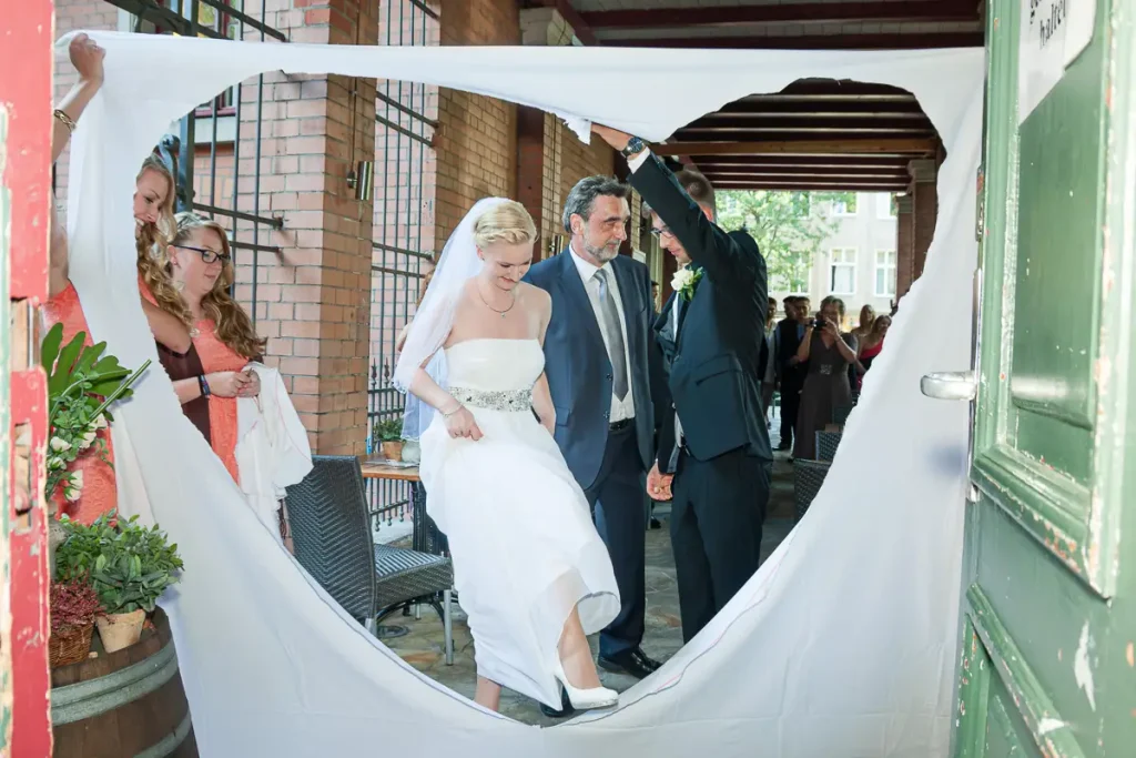 Hochzeit 7 Brautpaar vor Bettlaken