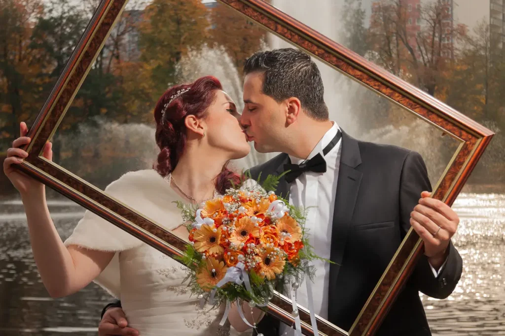 Hochzeit 6 Brautpaar vor Bilderrahmen