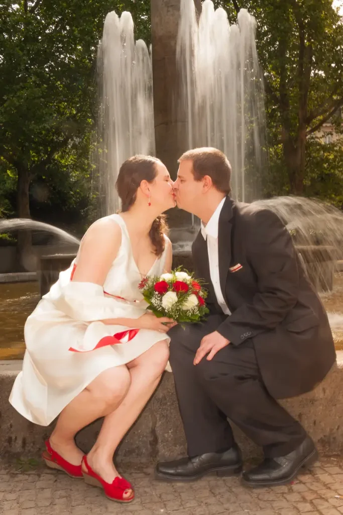 Hochzeit 4 Brautpaar vor Springbrunnen