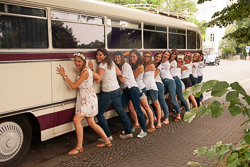 Fotodienstleistungen 3 JGA Truppe beim anschieben eines Busses