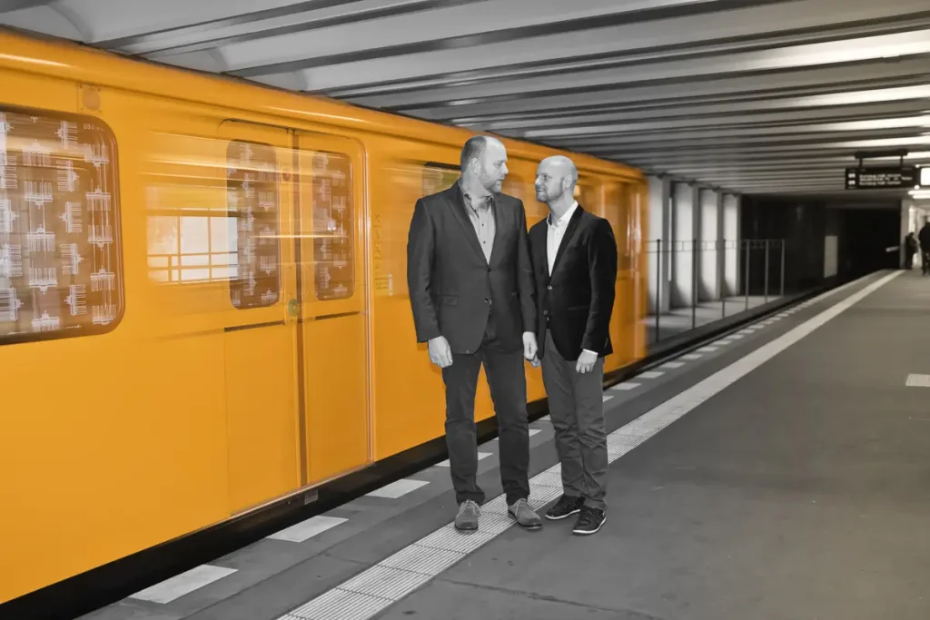 Hochzeit 3 Paar vor einem Zug