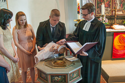 Fotodienstleistungen 2 Pfarrer bei der Taufe eines Säuglings
