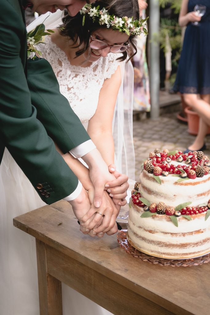 Hochzeitsfotografie in Berlin 2 Hochzeitsfotograf in Berlin:
Brautpaar beim Anschnitt der Hochzeitstorte