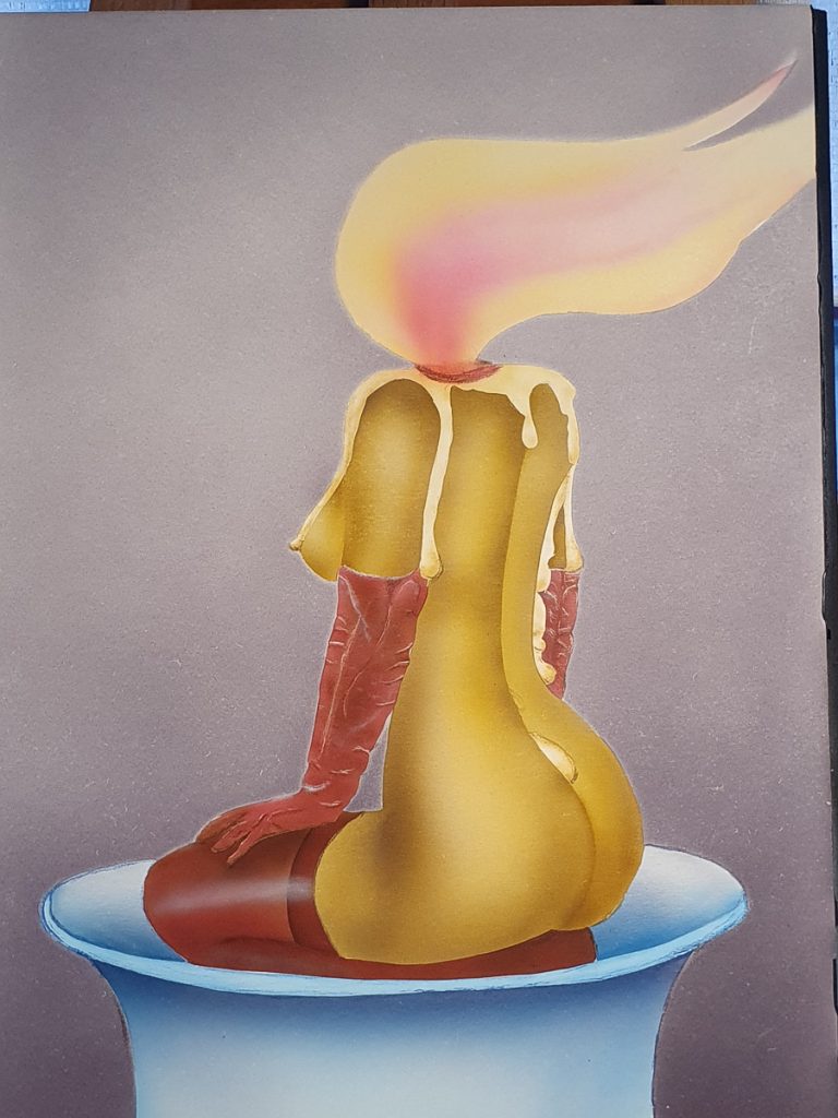 Eine Kerze in Form einer hockenden Frau, die spärlich bekleidet ist.