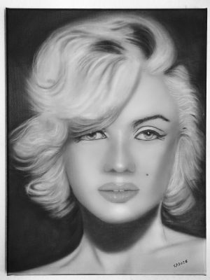 Schwarzweisses Porträt von Marilyn Monroe, die in einer eleganten Pose sitzt. Ihre blauen Lippen und der Blick in die Kamera sind deutlich erkennbar. Der Hintergrund ist leer und monochrom, was den Fokus auf das Porträt lenkt. Das Bild wurde von einem KI-Modell generiert.